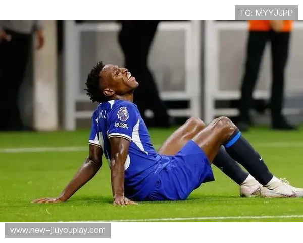 切尔西年轻锋线连续突破，冲击对方心脏